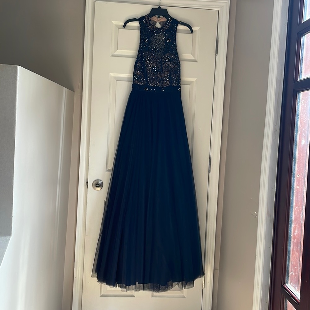 This prom dress is absolutely gorgeous!It is a size 7,only worn once!!!